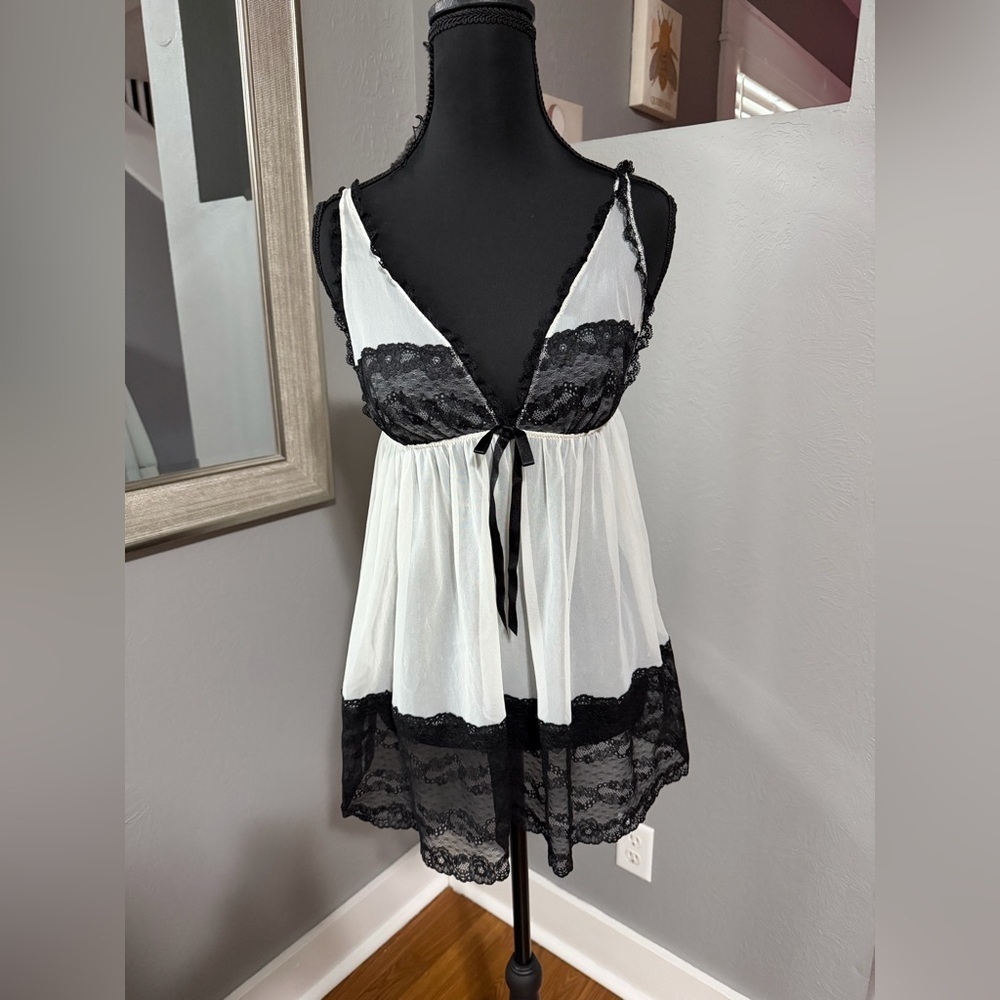 Victoria's Secret white & black lace babydoll chemise slip dress size medium.